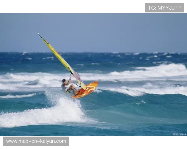 海边冲浪与帆板联合比赛，海浪中展现青春力量，冲浪和帆板哪个好玩